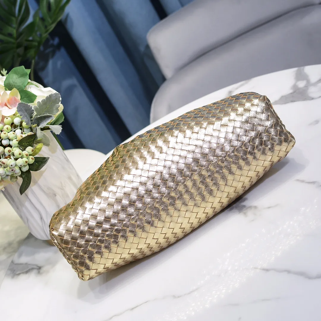 🔥🔥The counterattack of the popular Bottega Veneta started with this series of The Pouch cloud bags, which went viral in the fashion circle and started a craze! Out of stock, out of stock, out of stock... One piece is hard to find, super hard to buy, regardless of age, season, or occasion. Very classy. Really, if you carry this on the road, it will turn heads! This is also the reason why this series is so expensive. Large size: 38*20*8.5cm [Big Cloud Weaving]